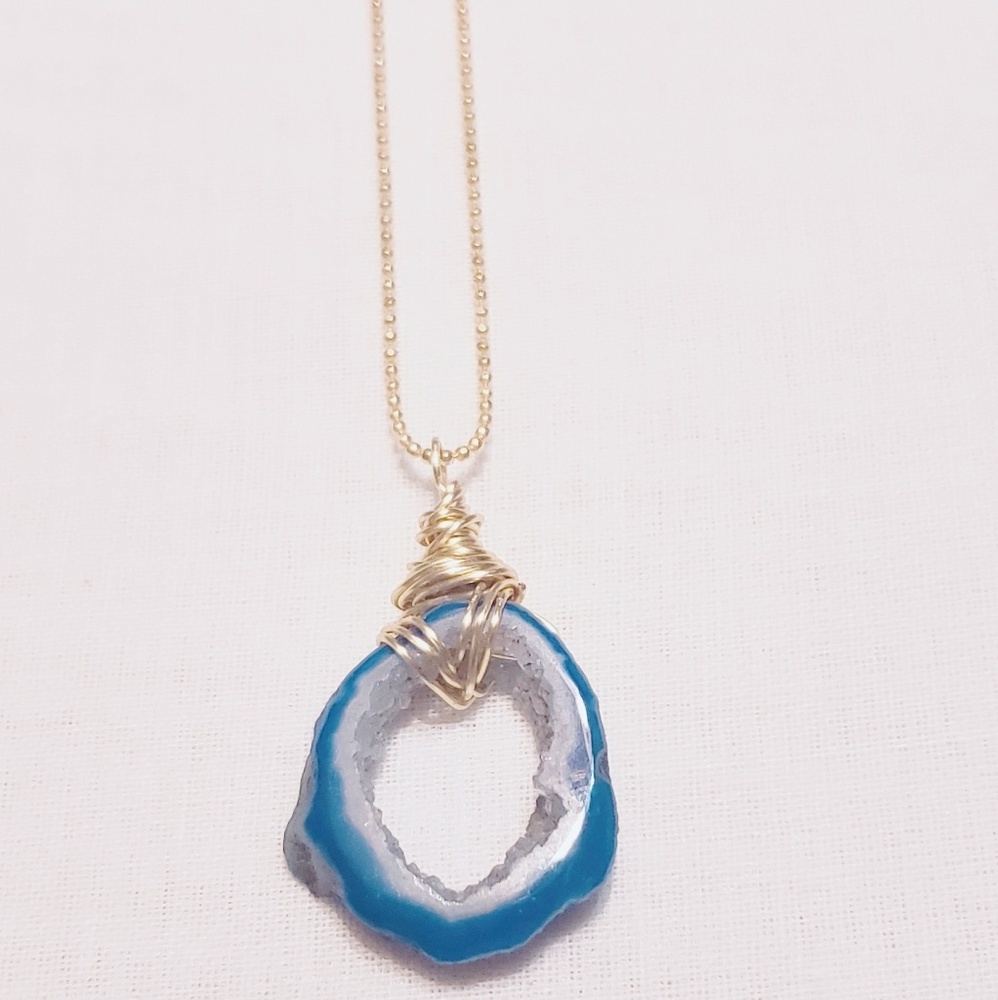 Agate slice pendant necklace